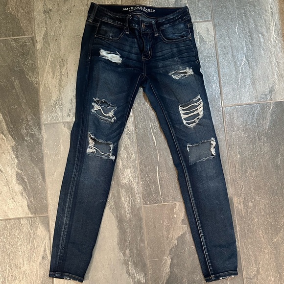 AE Super Stretch dark denim jeggings. Size 6. Ripped. Never goes out of style. - Picture 3 of 4